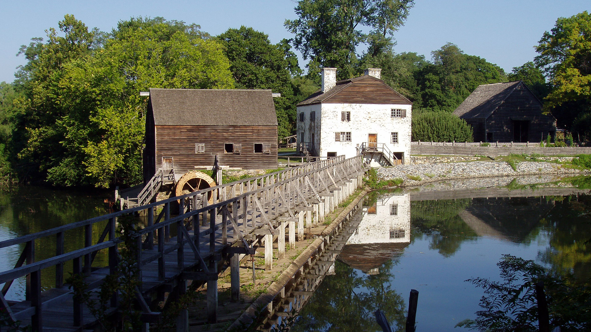 https://upload.wikimedia.org/wikipedia/commons/1/1e/Philipsburg_Manor,_Sleepy_Hollow,_New_York.JPG