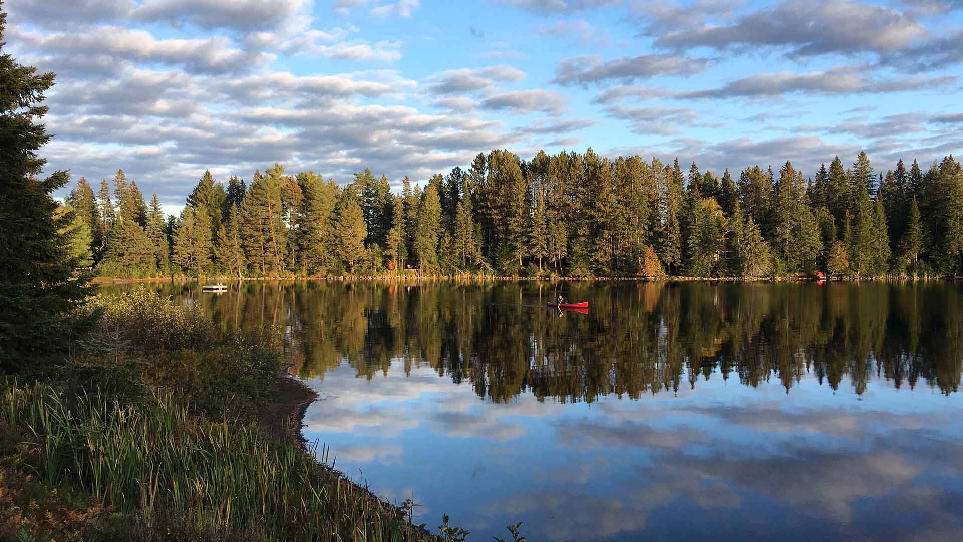 Un homme en canot sur le lac des deux rivières dans le parc national Algonquin.