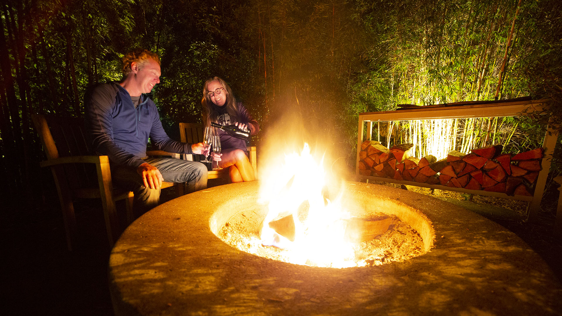 Brad et Tonya Clement savourent leur champagne à la lueur du feu dans leur site de camping de luxe.