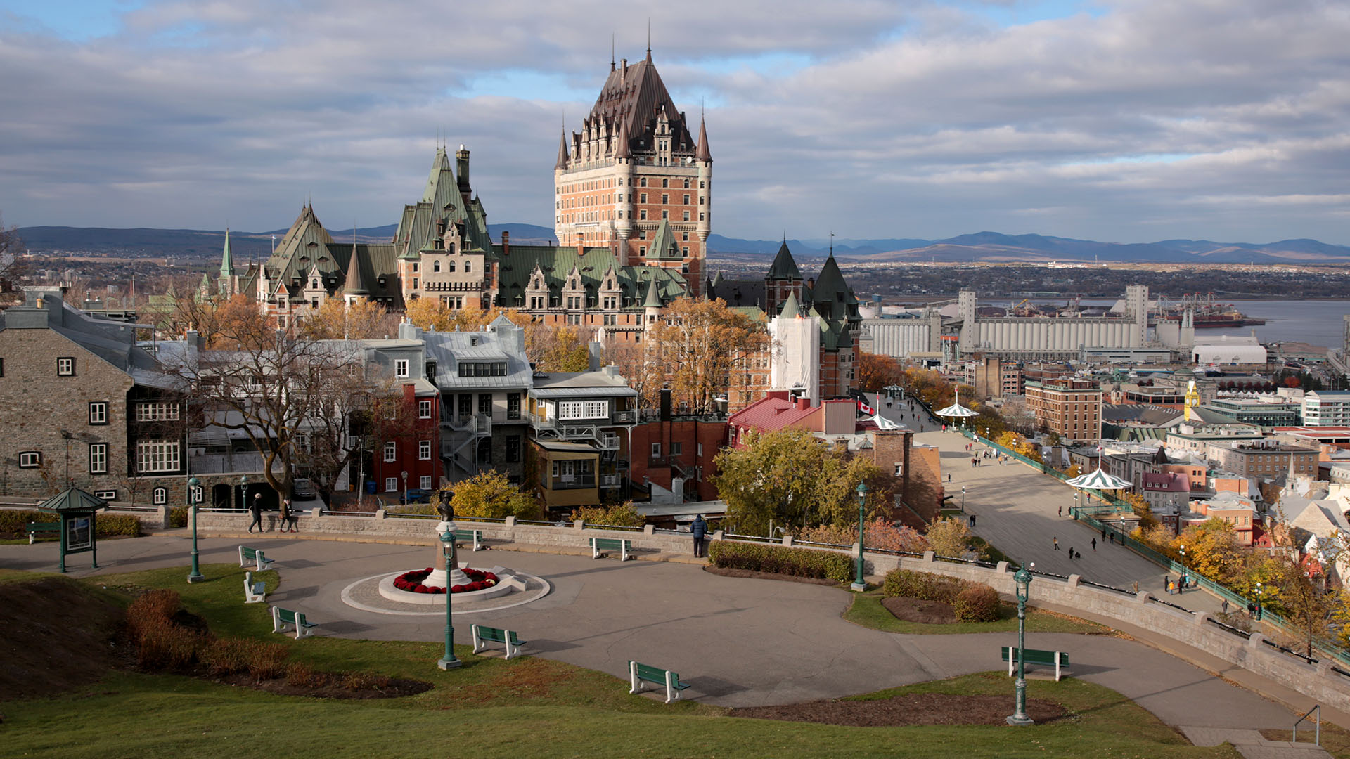 Photo ci-dessus : Depuis le parc du Bastion-de-la-Reine, l’hôtel Fairmont Le Château Frontenac domine l’horizon. La promenade de la Terrasse Dufferin se trouve en bas à gauche.