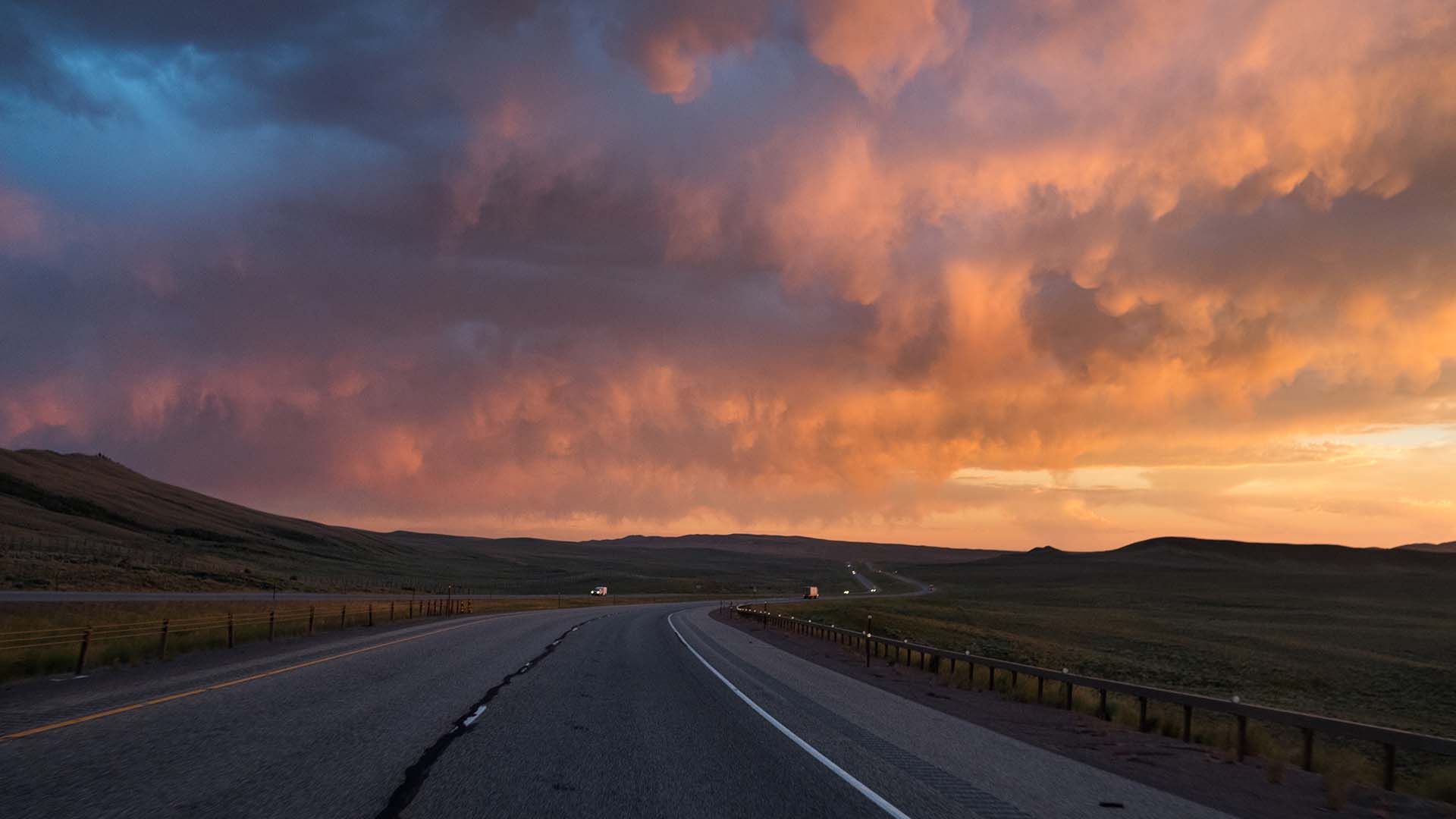 Le soleil se couche sur l’autoroute Interstate 80 dans le sud du Wyoming. Les orages en après-midi sont fréquents en été.