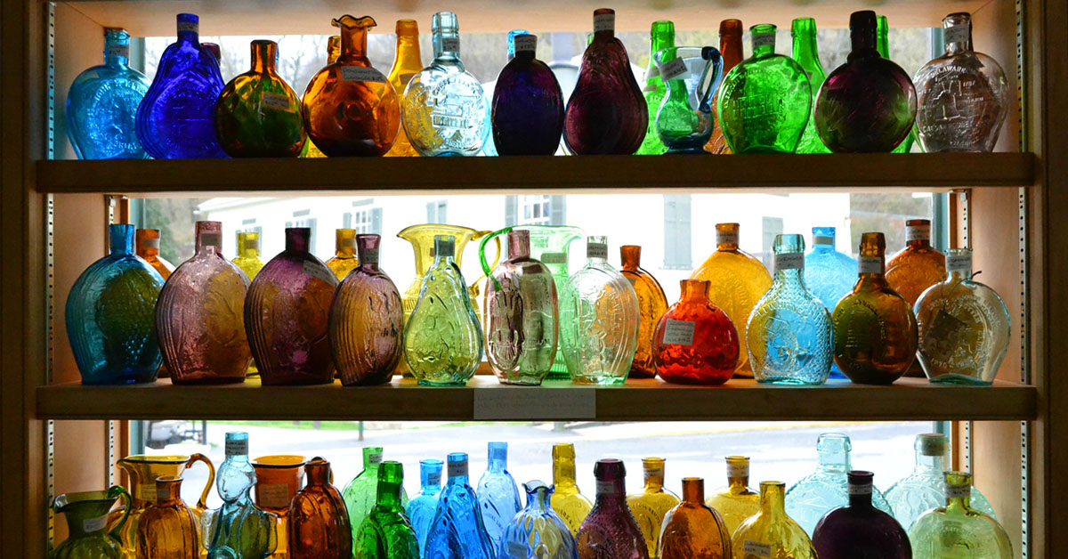 Bouteilles en verre dans le centre commercial Berkeley Springs Antique Mall, qui est de la taille d’un entrepôt.